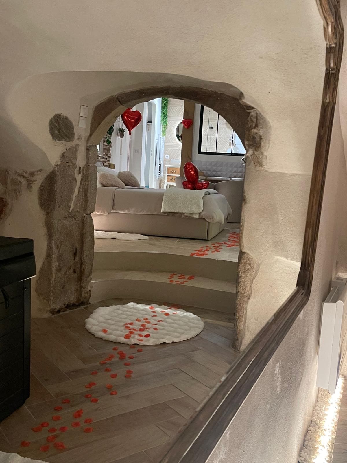 Vue depuis le jacuzzi vers la chambre à travers l'arche