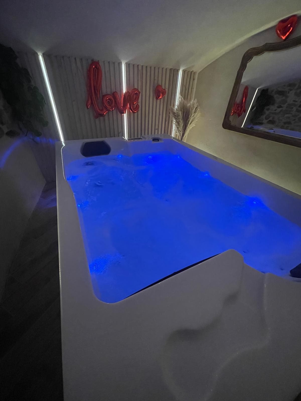 Jacuzzi avec déco love et lumières bleues