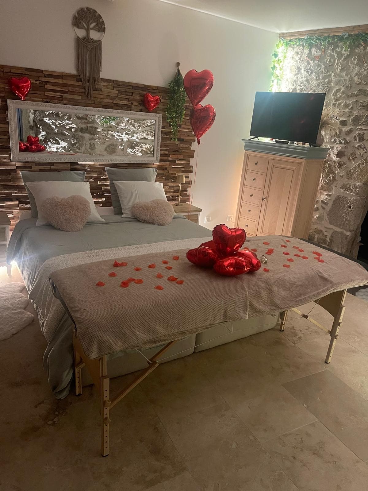 Chambre avec table de massage et décoration romantique