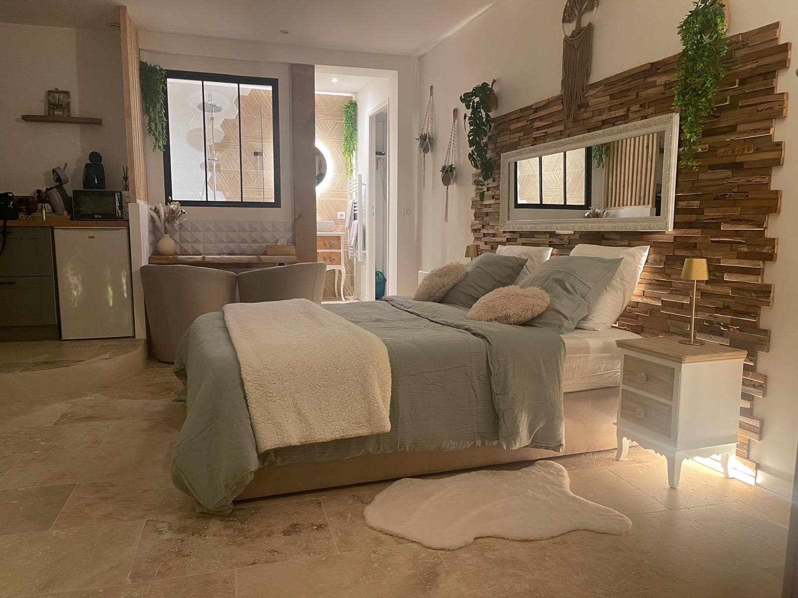 Vue d'ensemble de la chambre avec espace cuisine