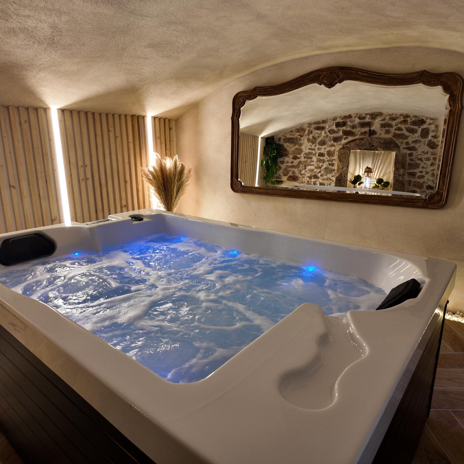 Jacuzzi avec lumières bleues et miroir baroque