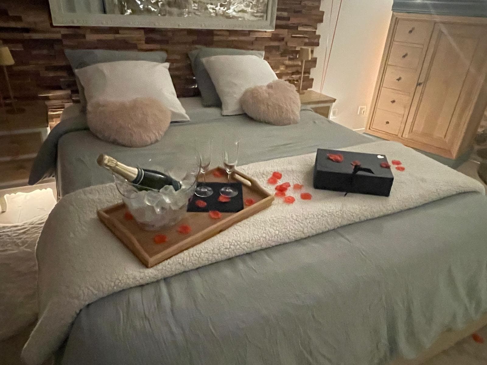 Champagne et pétales de roses sur le lit