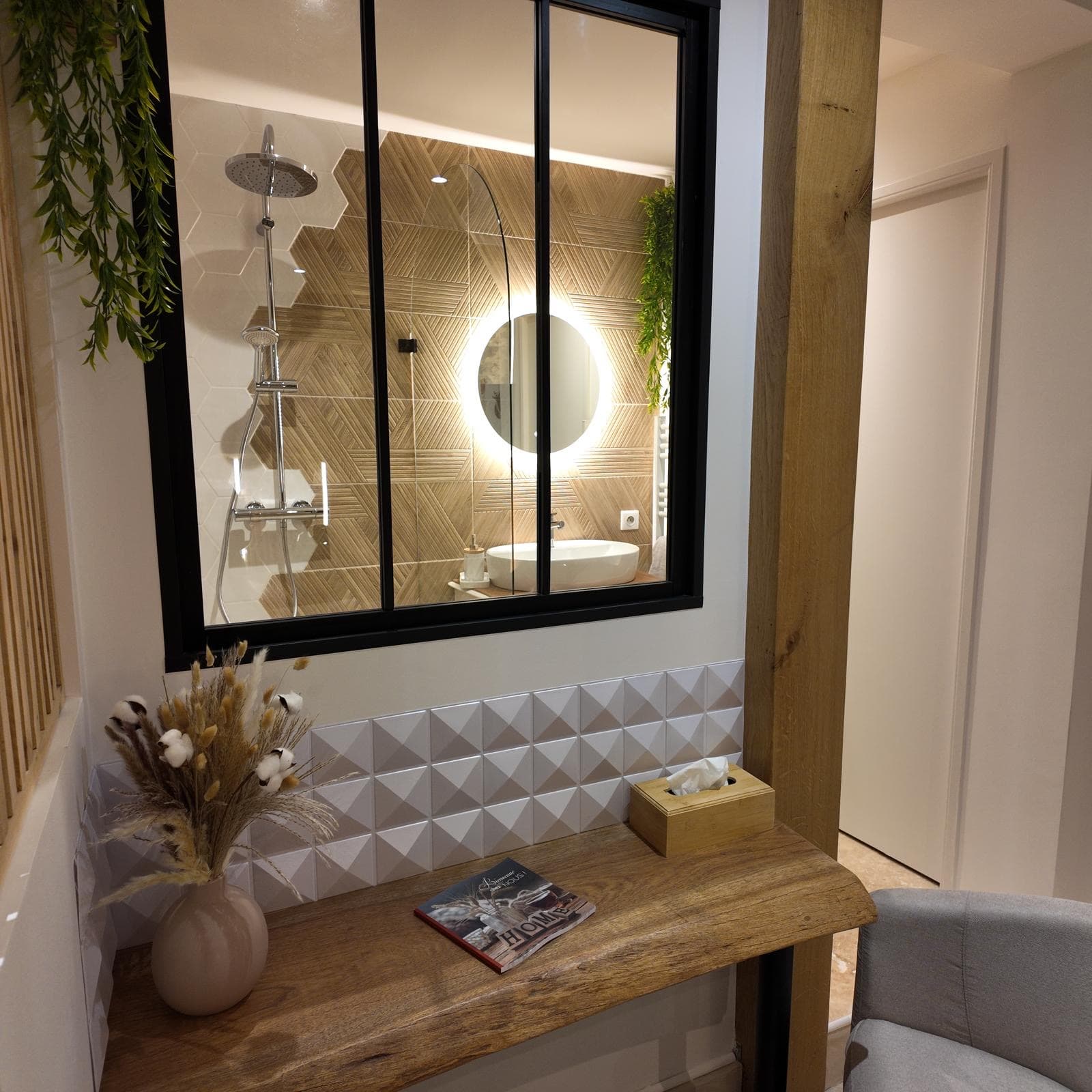 Salle de bain avec verrière et miroir rond rétro-éclairé