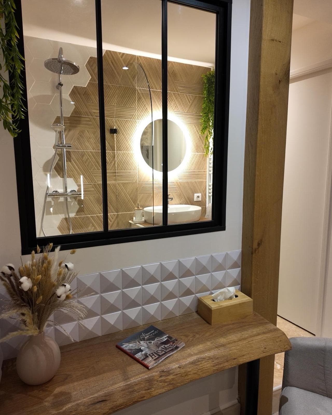 Verrière de la salle de bain et console en bois brut