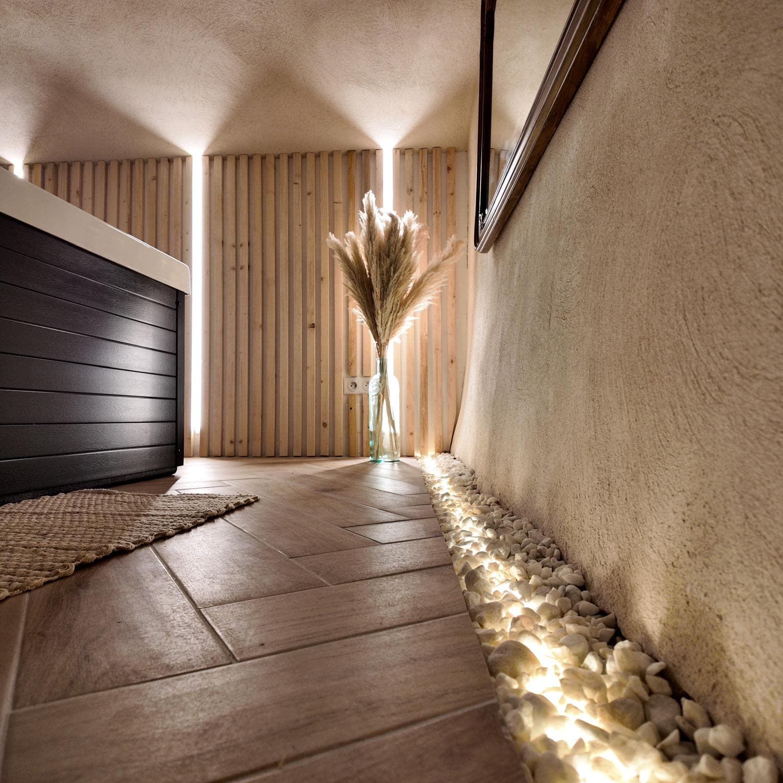 Couloir d'entrée avec galets lumineux et lames de bois