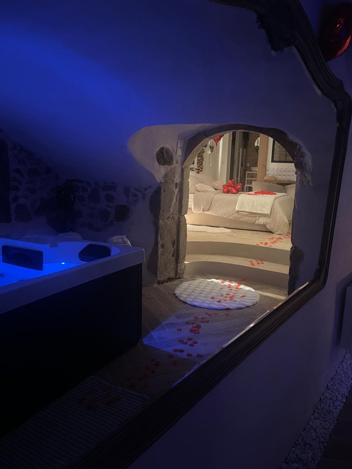 Jacuzzi avec ambiance bleue depuis l'espace spa